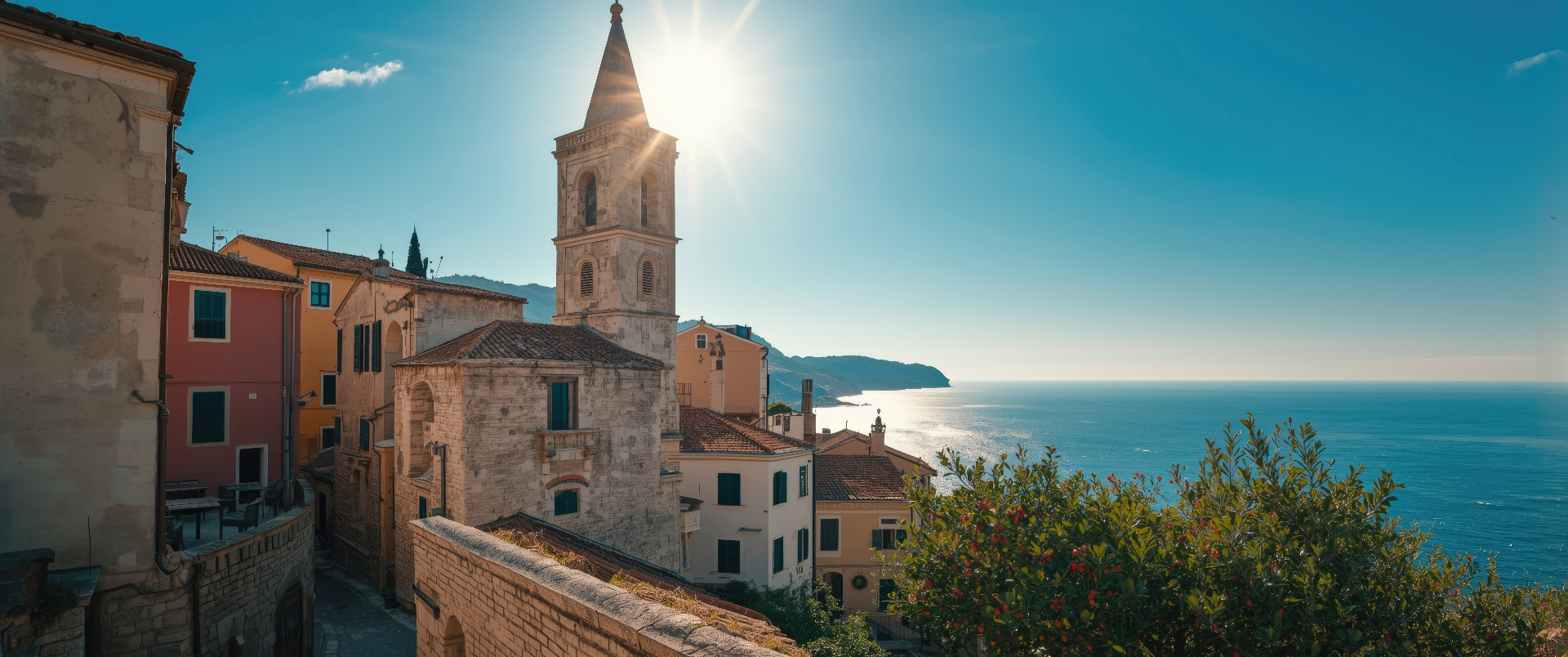Mediterrane Altstadt mit Glockenturm hoch über der kroatischen Adriaküste